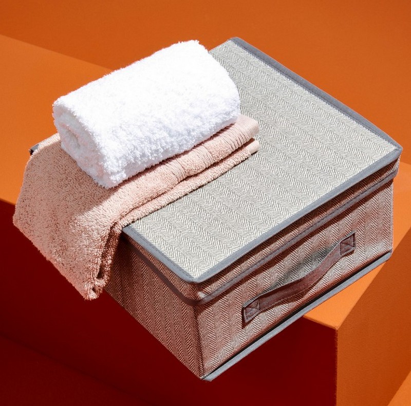 Scatola per organizzazione e riordino armadio grigia con coperchio e manico